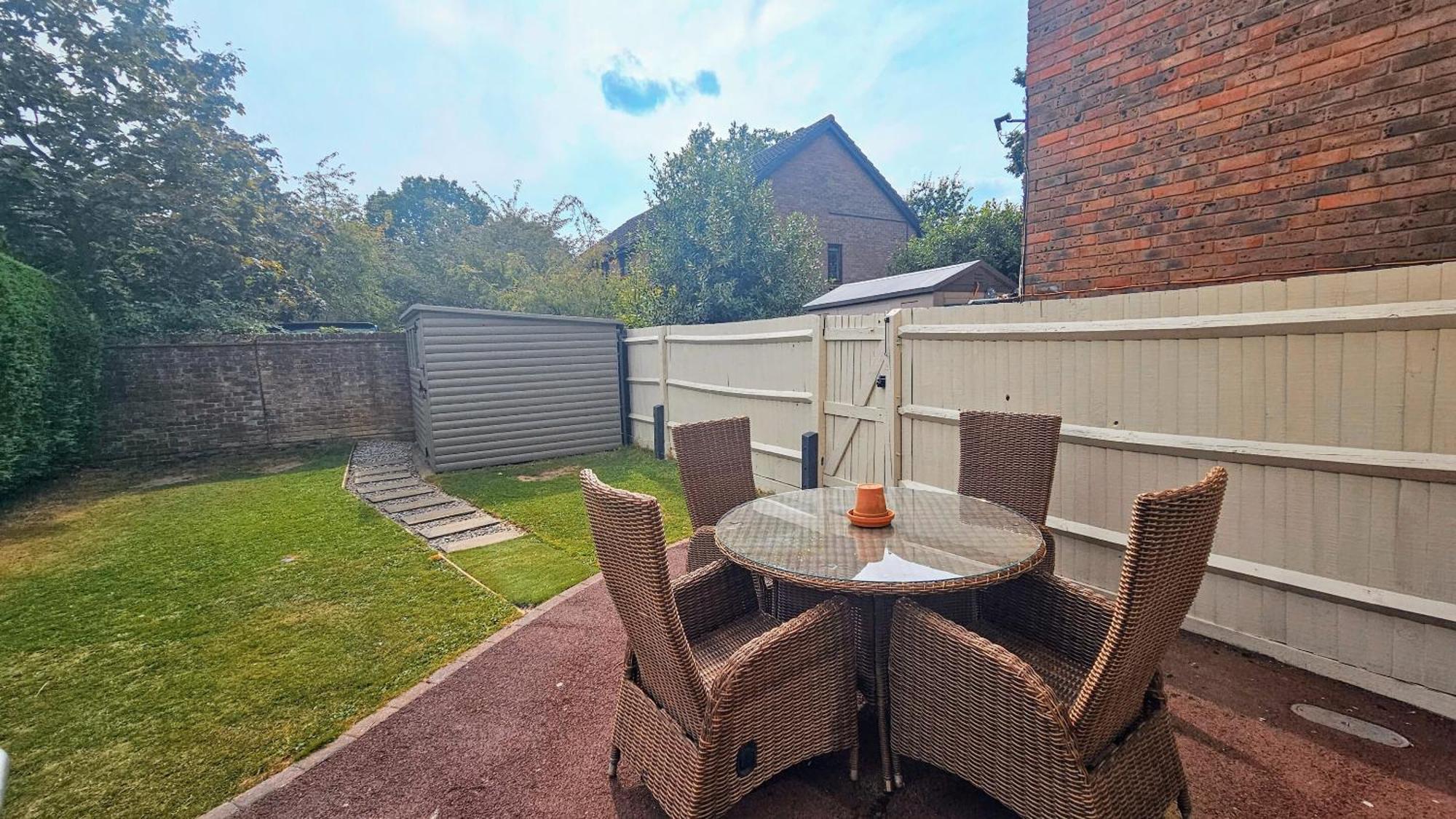 Grassmere - 3 Bed House With Private Garden Horley Exteriér fotografie